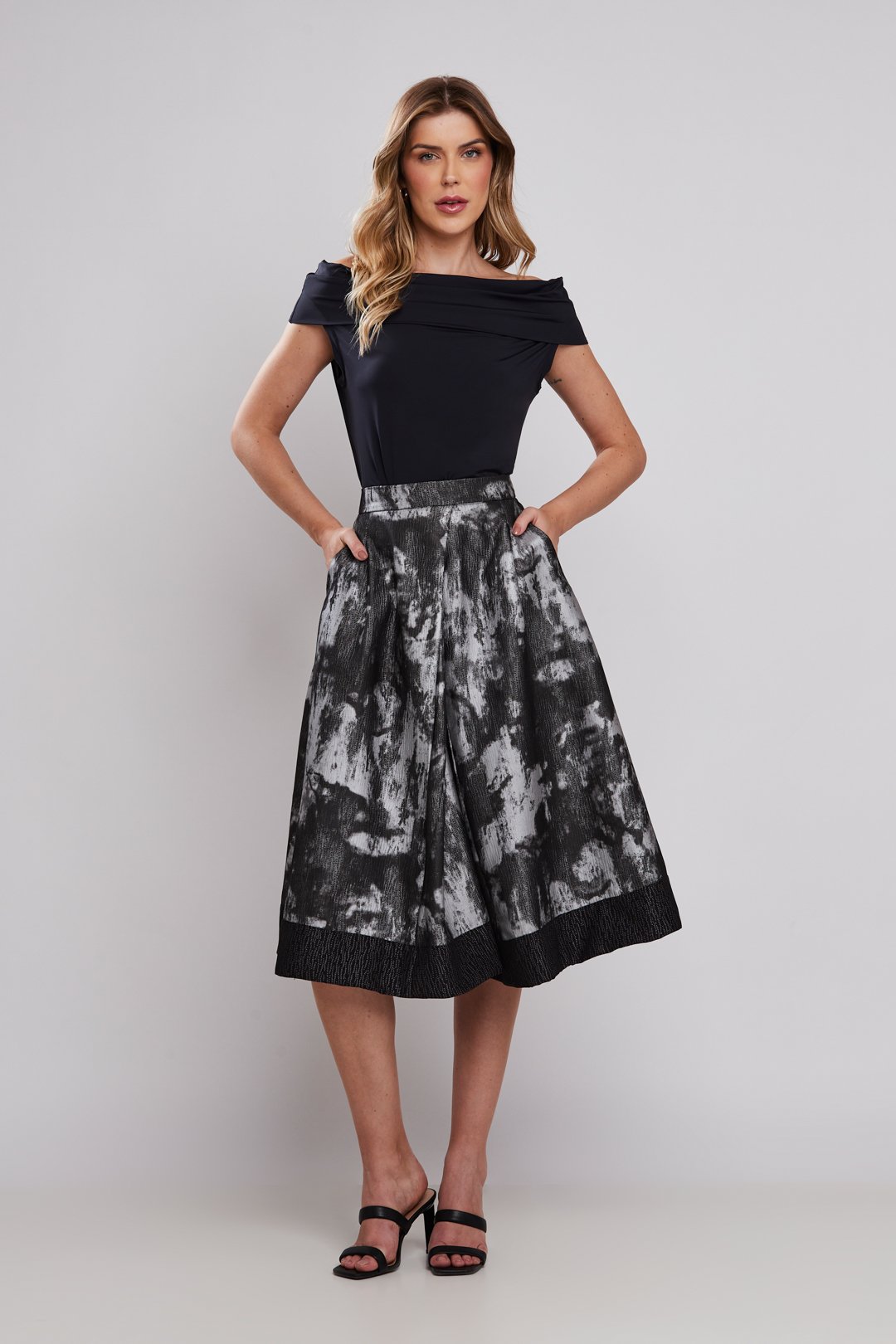 Saia Rodada Godê com Pregas Perla Prata – Elegância e Versatilidade